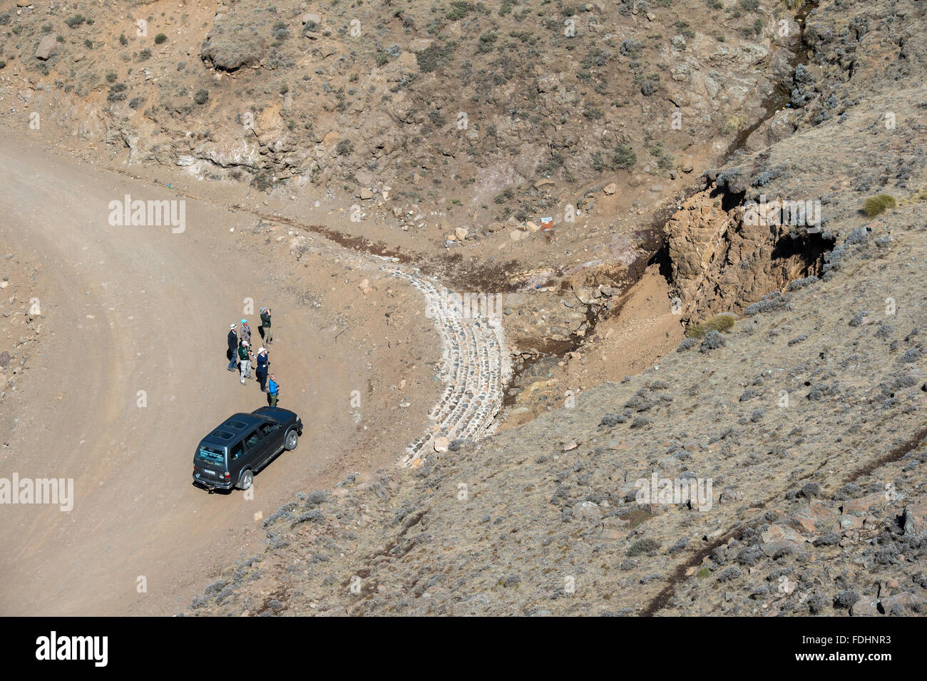 Gruppe von Touristen stehen außerhalb ihrer Autos die Fotos von den Bergen in Lesotho, Afrika Stockfoto