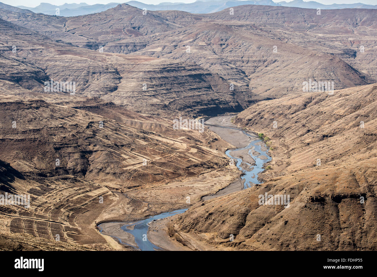 Landschaft mit Bergen und Fluss im Tal in Lesotho, Afrika Stockfoto