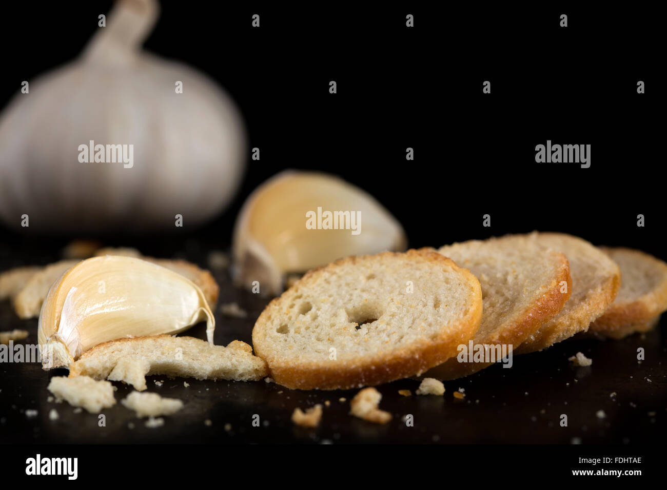 Köstlichen Knoblauch Cracker auf dunklem Hintergrund Stockfoto