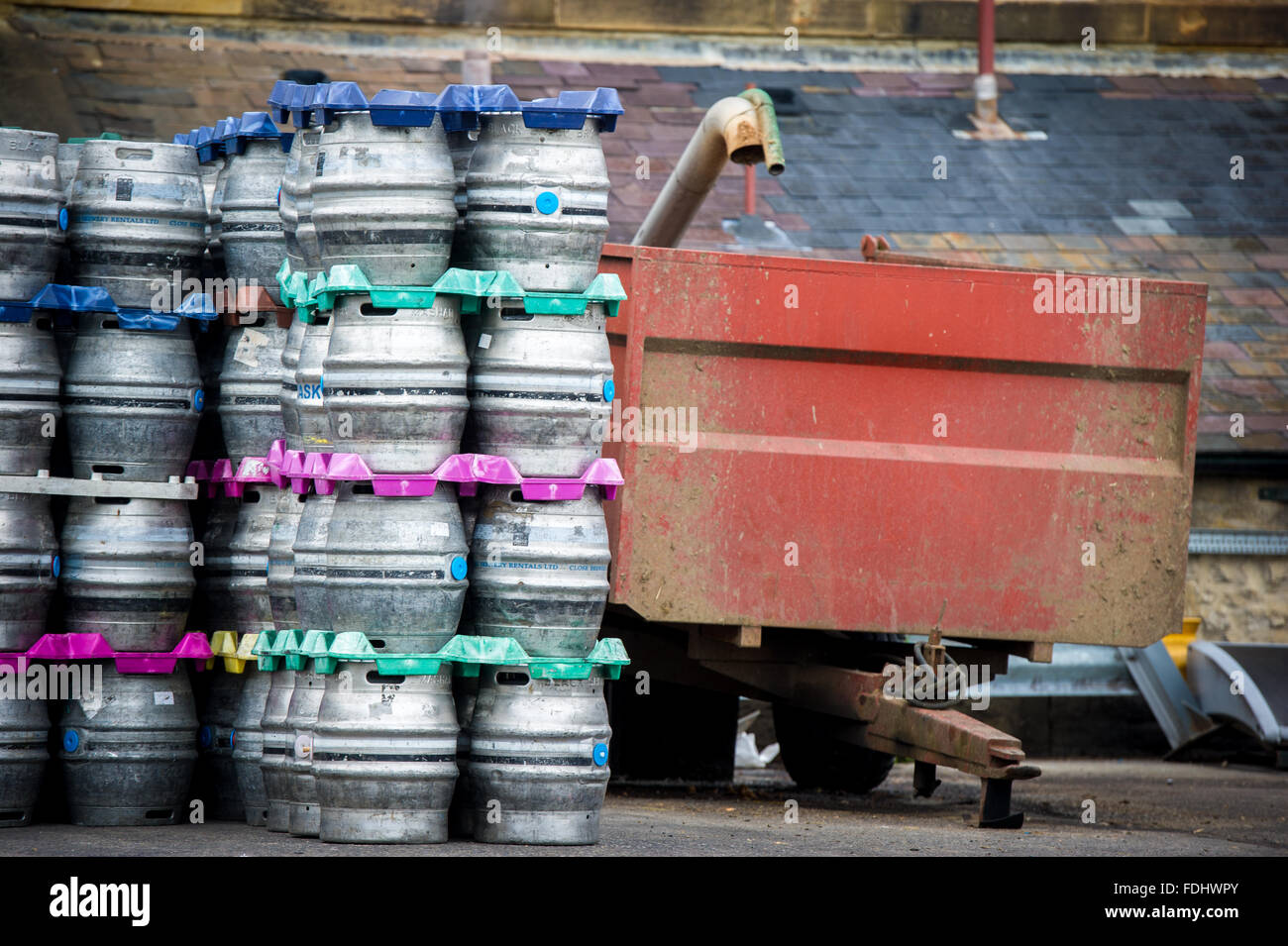 Gestapelte Fässer in der schwarzen Schafe Brauerei in Masham in Yorkshire, England, Vereinigtes Königreich. Stockfoto