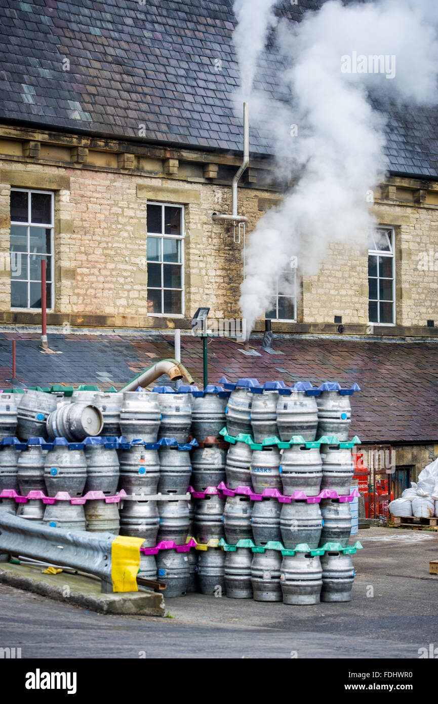 Gestapelte Fässer in der schwarzen Schafe Brauerei in Masham in Yorkshire, England, Vereinigtes Königreich. Stockfoto