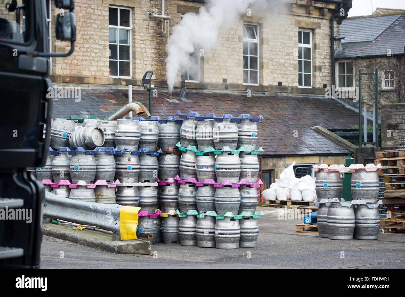 Gestapelte Fässer in der schwarzen Schafe Brauerei in Masham in Yorkshire, England, Vereinigtes Königreich. Stockfoto