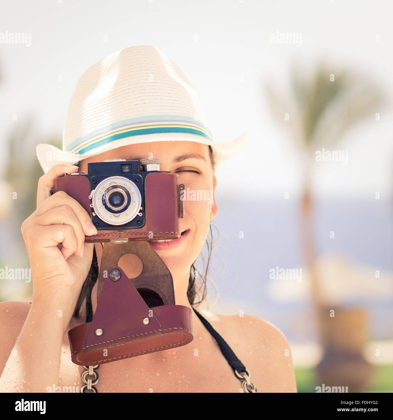 Glückliche Mädchen Spaß mit alten Foto-Kamera auf der Sommer-Urlaub am Meer. Stockfoto
