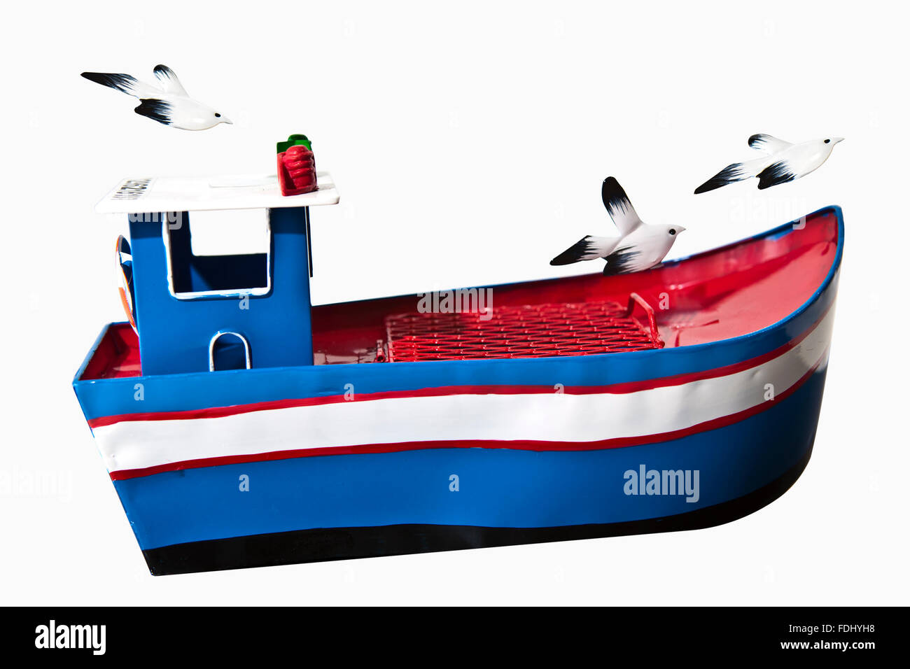 Spielzeug-Fischerboot mit Möwen auf weißem Hintergrund Stockfoto