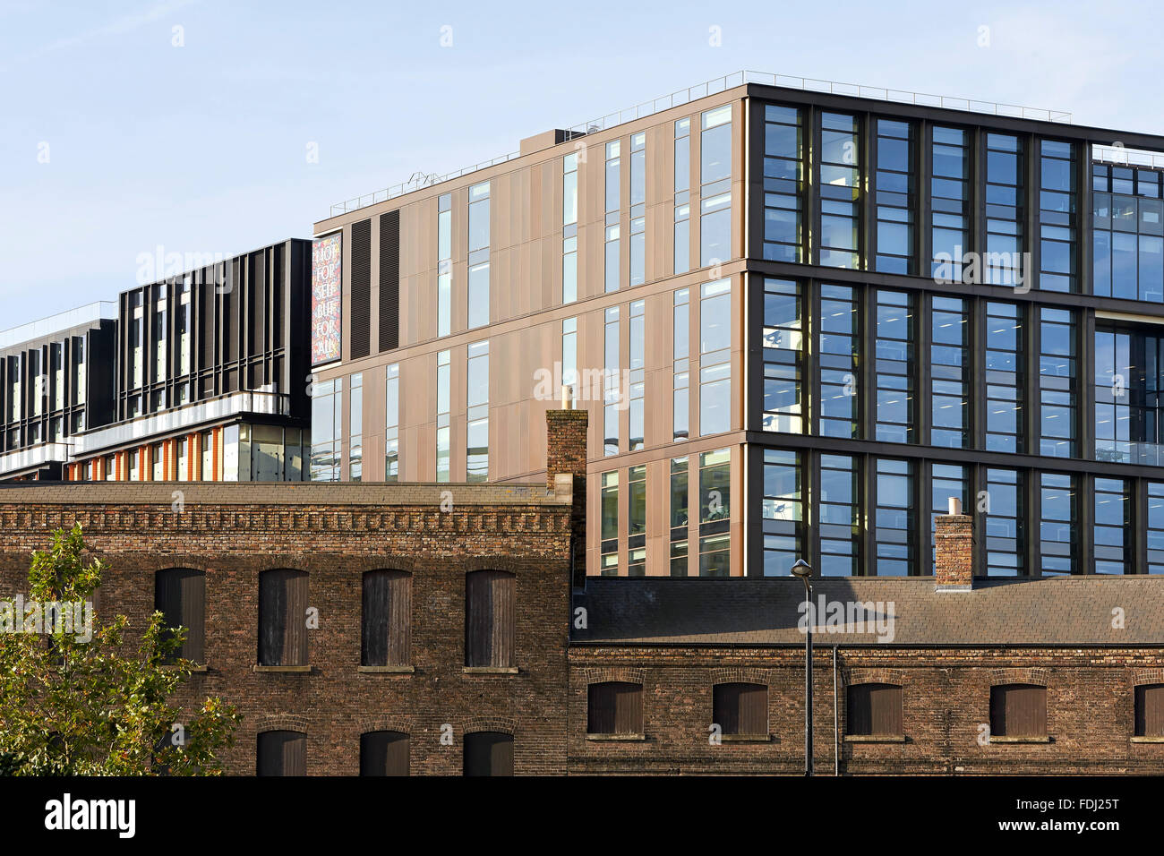 Gegenüberstellung von historischen und neuen Fassaden. 5 Pancras Square, London, Vereinigtes Königreich. Architekt: Bennetts Associates Architekten, Stockfoto