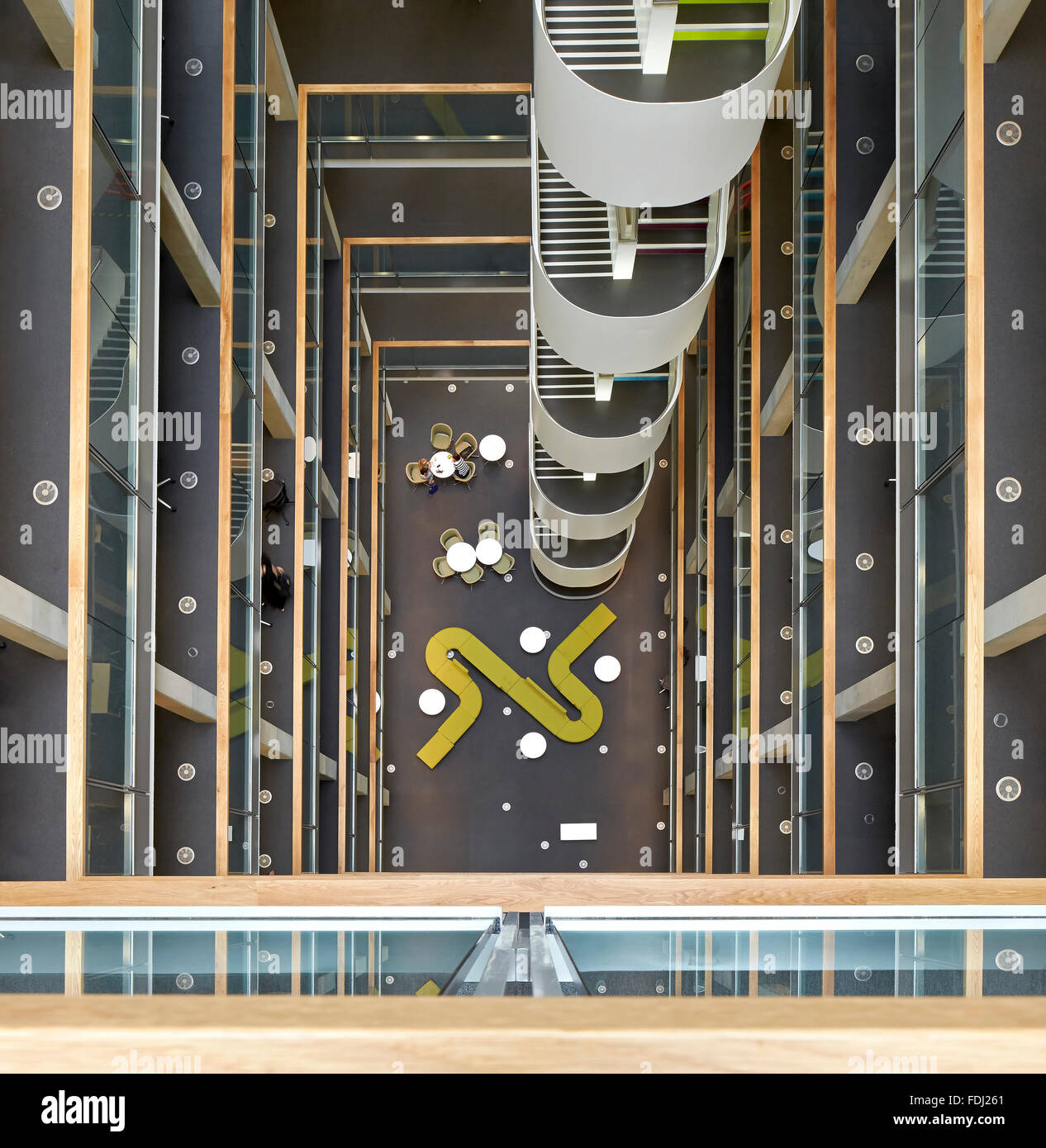 Vogelperspektive in mehrstöckigen Foyer. 5 Pancras Square, London, Vereinigtes Königreich. Architekt: Bennetts Associates Architects, 20 Stockfoto