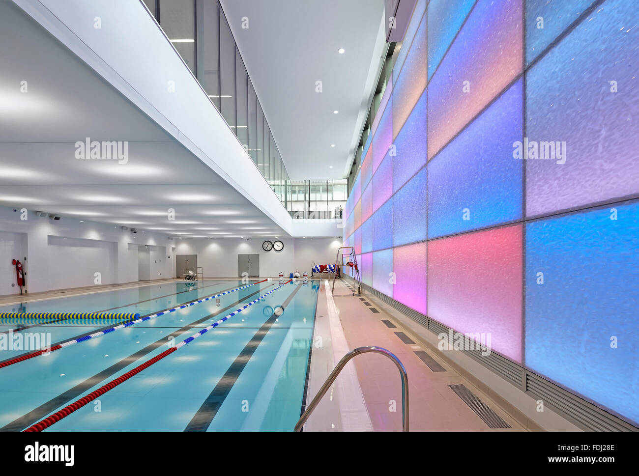 Indoor-Pool. 5 Pancras Square, London, Vereinigtes Königreich. Architekt: Bennetts Associates Architects, 2014. Stockfoto