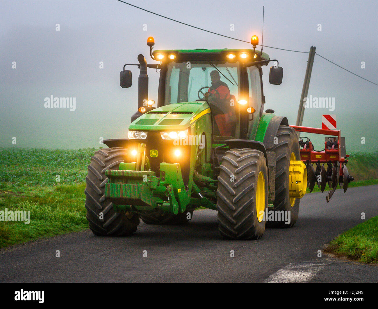 John Deere 8310R Ackerschlepper und Heliplow Bodenfräse - Frankreich. Stockfoto