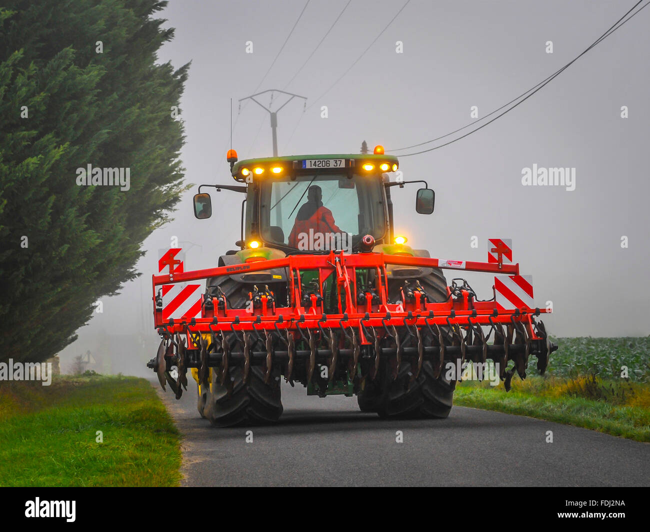 John Deere 8310R Ackerschlepper und Heliplow Bodenfräse - Frankreich. Stockfoto
