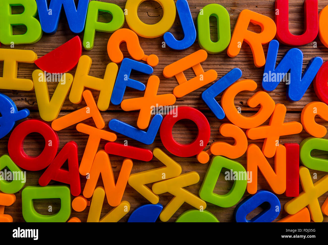 Bunte Kunststoff-Buchstaben Stockfoto