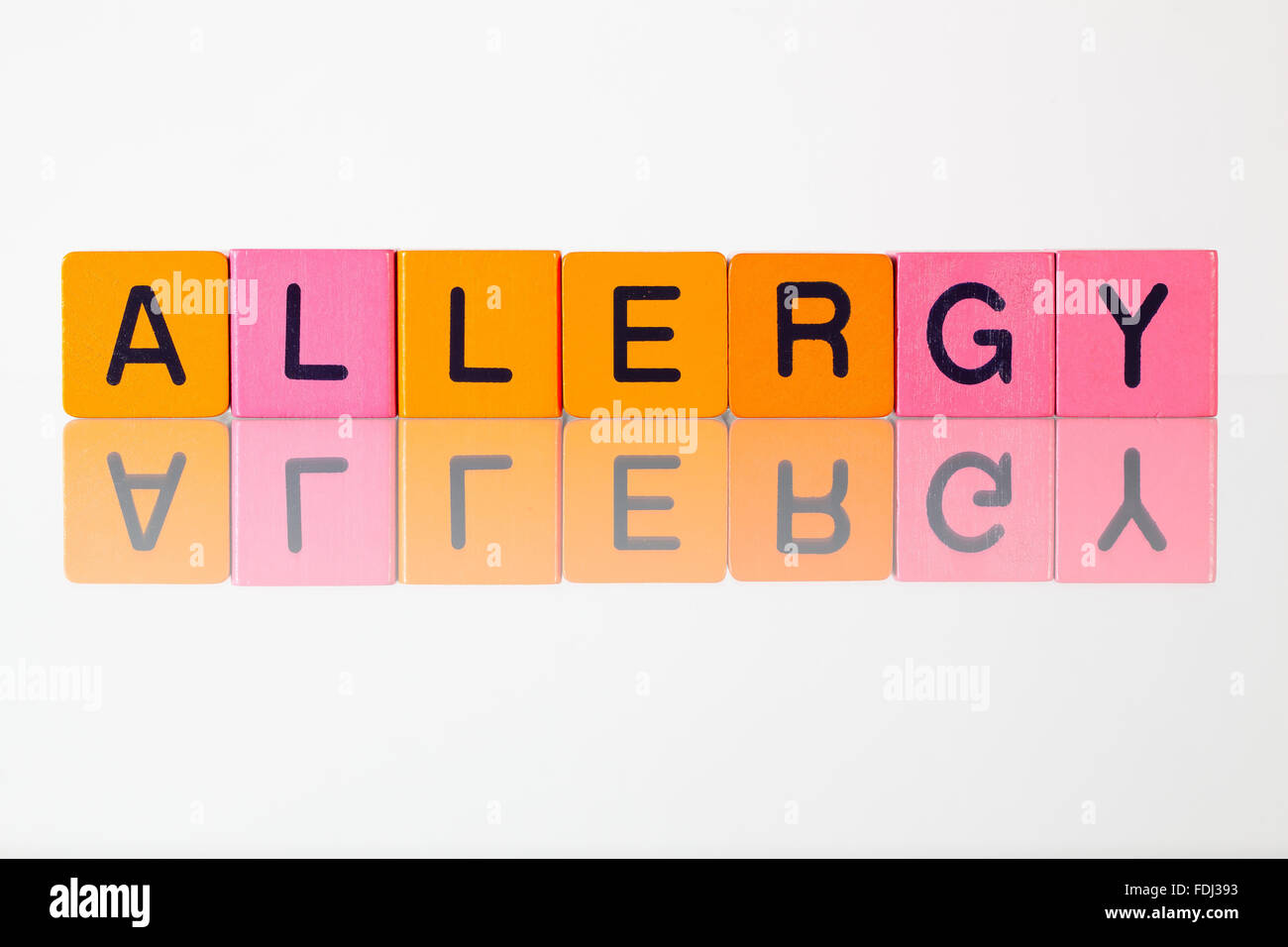 Allergie - eine Inschrift aus Holzklötzen Kinder- Stockfoto