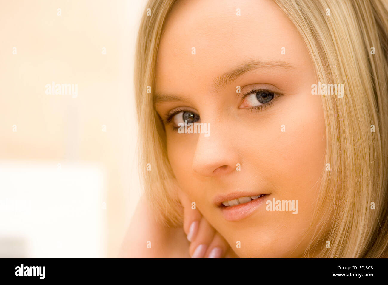 Schones Junges Madchen Gerade Lange Blonde Haare Blaue Augen Aus Der Nahe Von Gesicht Das Ist Im Viewer Zu Betrachten Leichtes Lacheln Im Innenbereich Soft Focus Stockfotografie Alamy