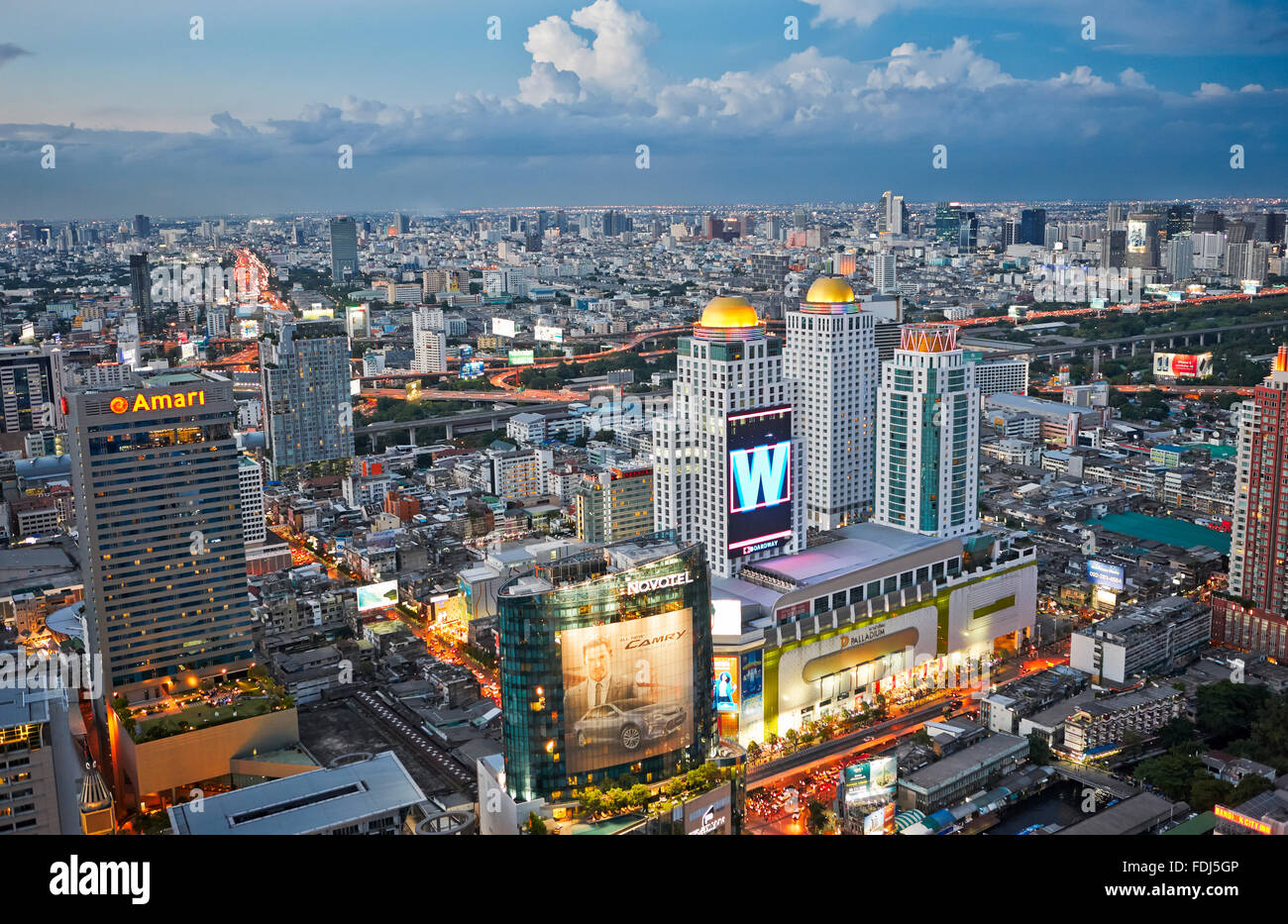 Luftaufnahme der Stadt in der Dämmerung. Bangkok, Thailand. Stockfoto