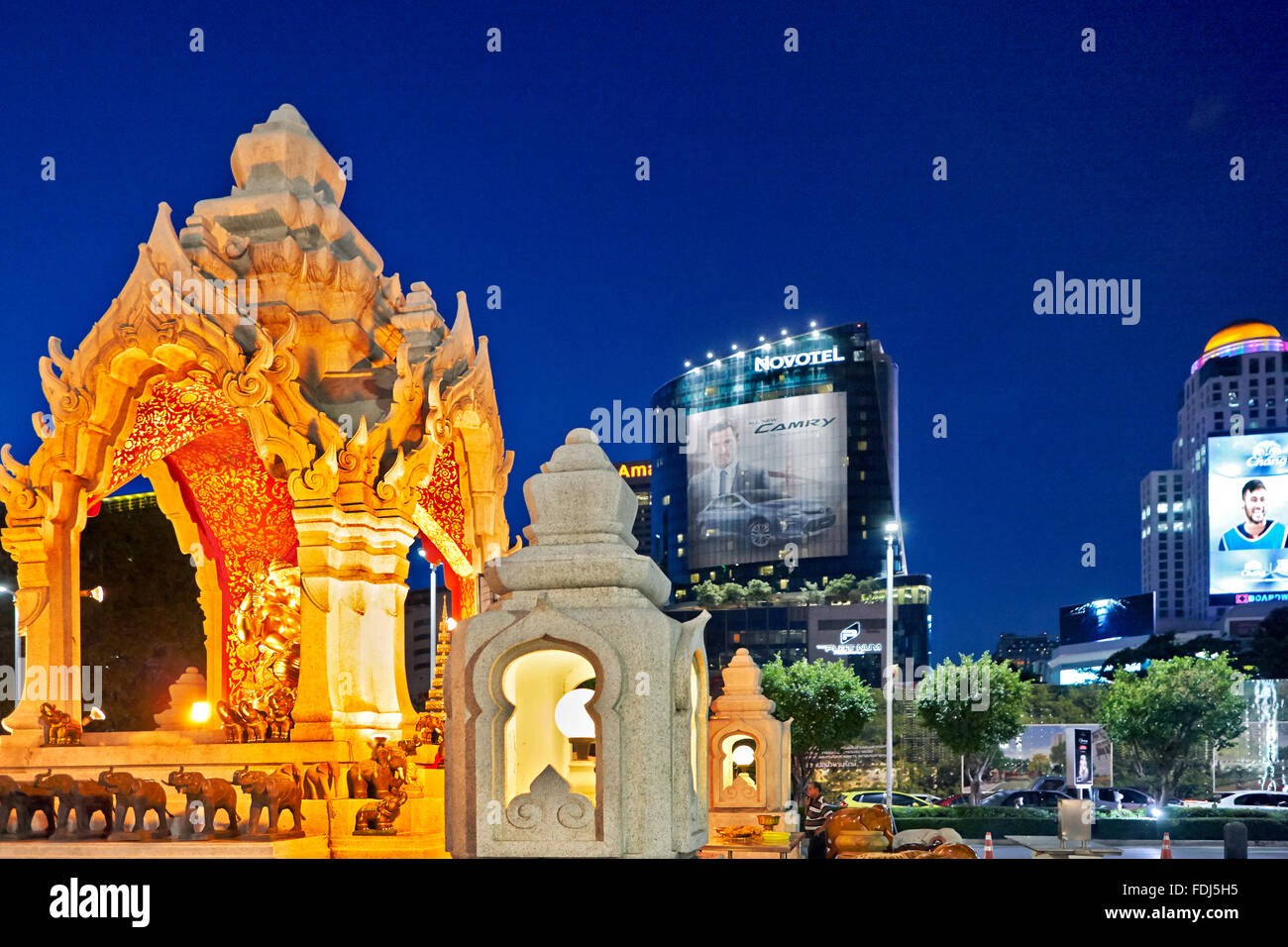 Ganesha-Schrein beleuchtet nachts. Bangkok, Thailand. Stockfoto