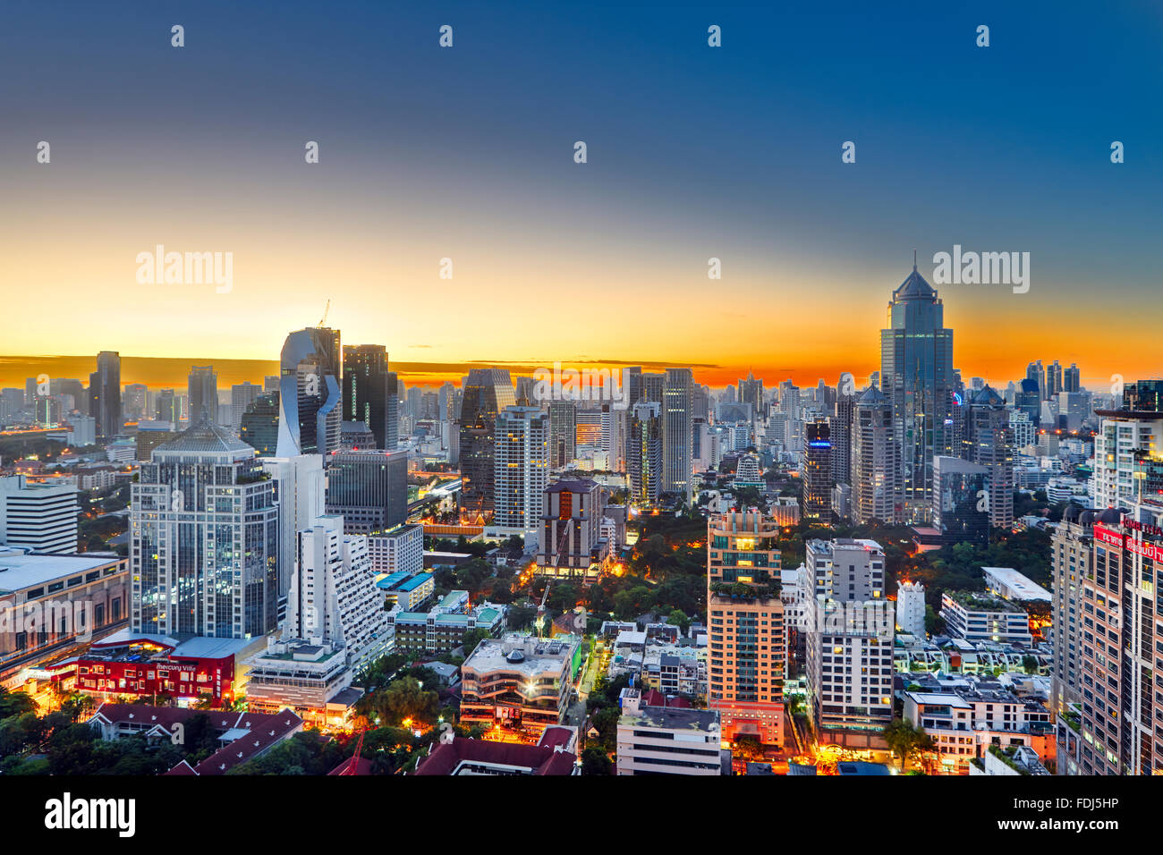 Erhöhter Blick auf die Innenstadt von Bangkok bei Sonnenaufgang. Bangkok, Thailand. Stockfoto