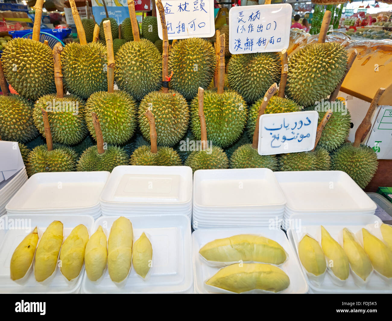 Durians zum Verkauf an oder Tor Kor (OTK) frische Markt. Bangkok, Thailand. Stockfoto