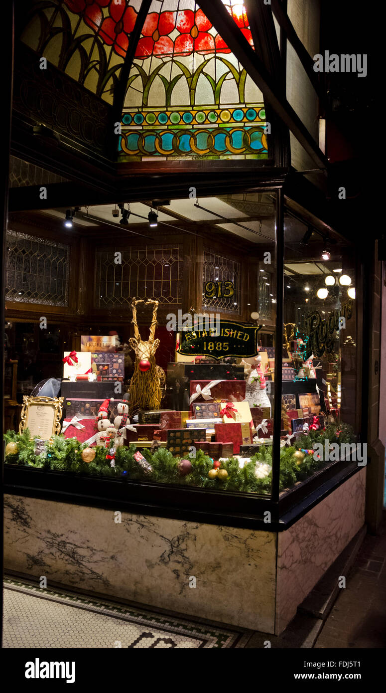 Weihnachten storefront Fenster Anzeige an Rogers Schokoladen in Victoria, BC, Kanada. Saisonale storefront Fenster. Stockfoto