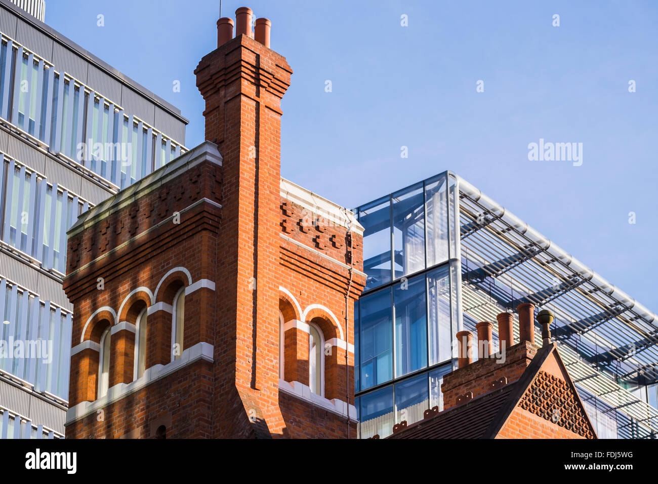 Rotem Backstein mit Glas & Stahlkonstruktionen, London, England, U.K Stockfoto