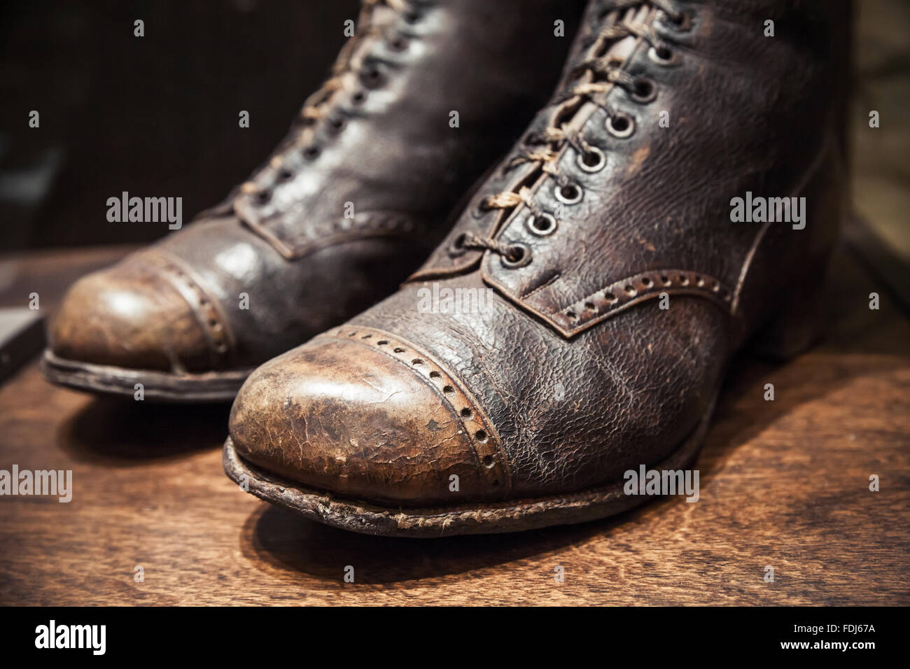 Alte gebrauchte Schuhe aus echtem Leder gefertigt, Nahaufnahme Foto mit selektiven Fokus Stockfoto
