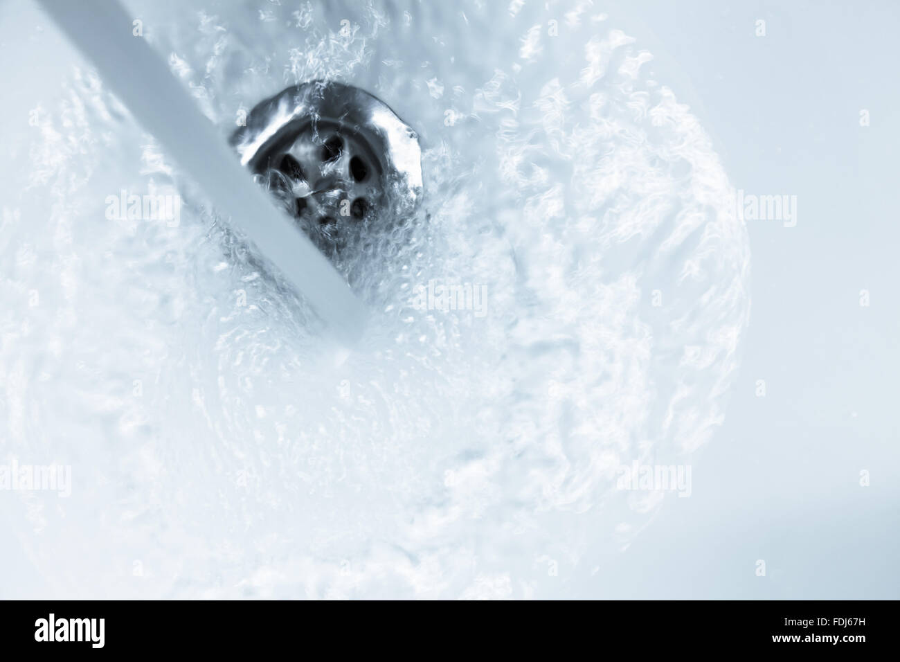 Strom von Wasser ergießt sich in die Wanne im Badezimmer, Bewegungsunschärfe Effekt Stockfoto