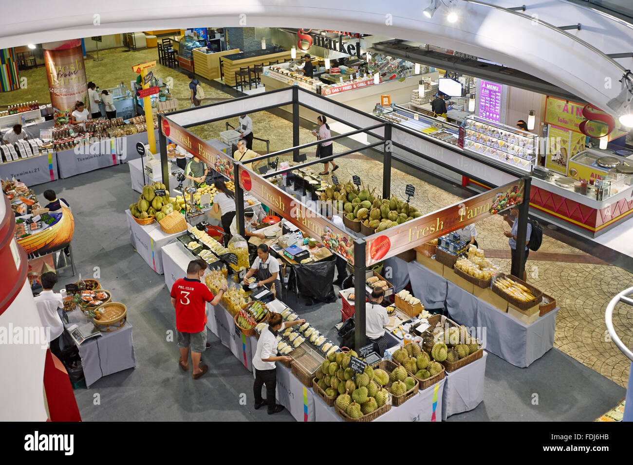 Obst-Stall im Terminal 21 Shopping Complex. Bangkok, Thailand. Stockfoto