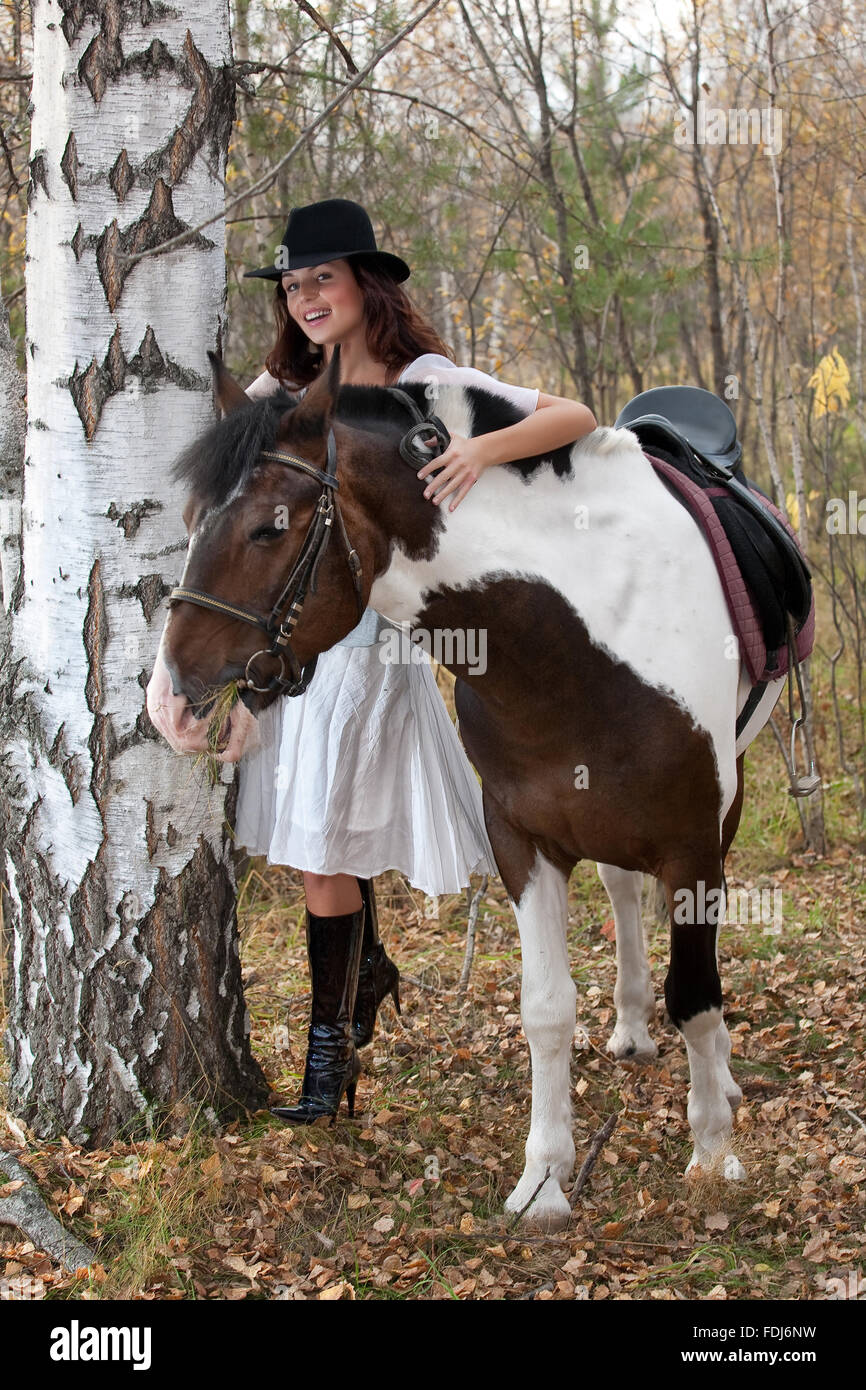 Pferd Frauen Tier junge weibliche Reiten im freien Mädchen Erwachsene ländliche Tiere Schönheit kaukasischen Portrait schöne Frau Natur Menschen Stockfoto