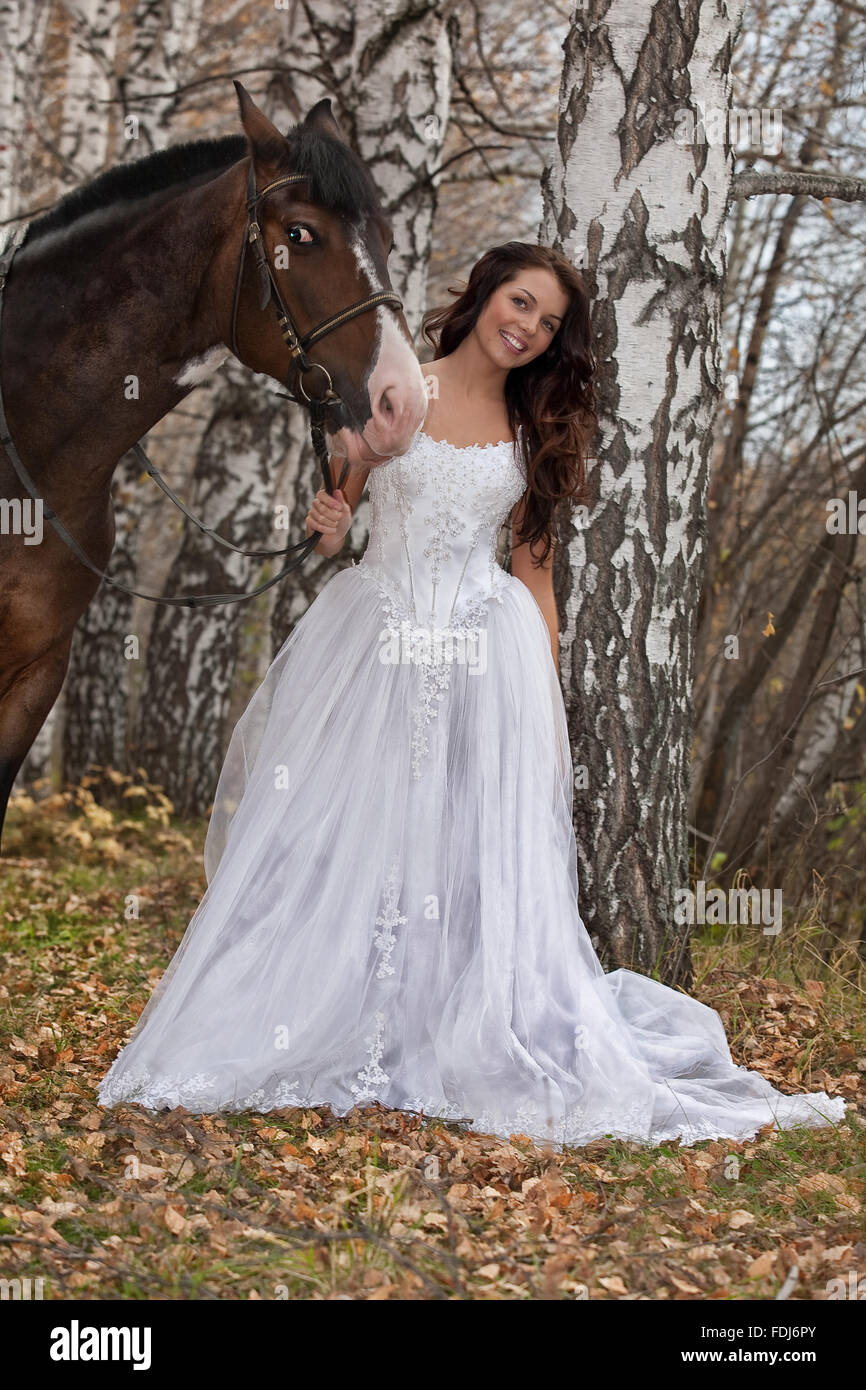 Pferd Frauen Tier junge weibliche Reiten Sport im freien Mädchen Erwachsene ländliche Tiere Reiten Schönheit kaukasischen Porträt fröhlich Stockfoto