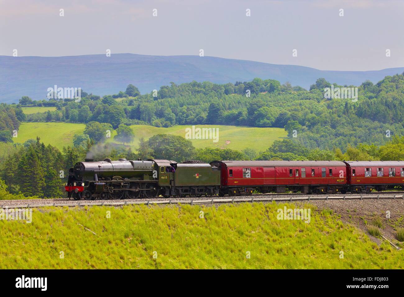 Machen Sie es sich Carlisle Bahnstrecke. Dampfzug LMS Royal Scot Klasse 46115 Scots Gardist. Lazonby, Eden Valley, Cumbria, England. Stockfoto