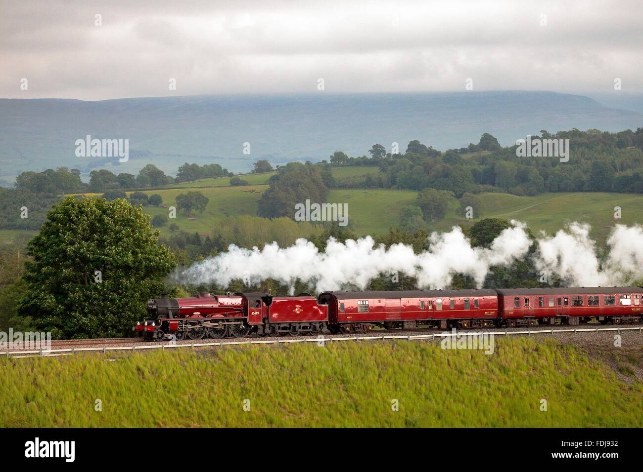 Dampf-Lokomotive LMS Jubilee Klasse 45699 Galatea auf der Settle Carlisle Eisenbahnlinie in der Nähe von Lazonby, Eden Valley, Cumbria, Engl Stockfoto