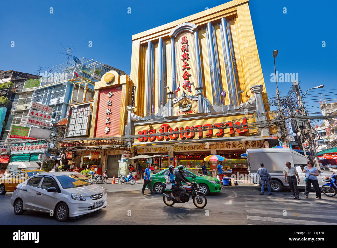 An einem hellen, sonnigen Tag ist viel Verkehr auf der Yaowarat Road. Chinatown, Bangkok, Thailand. Stockfoto