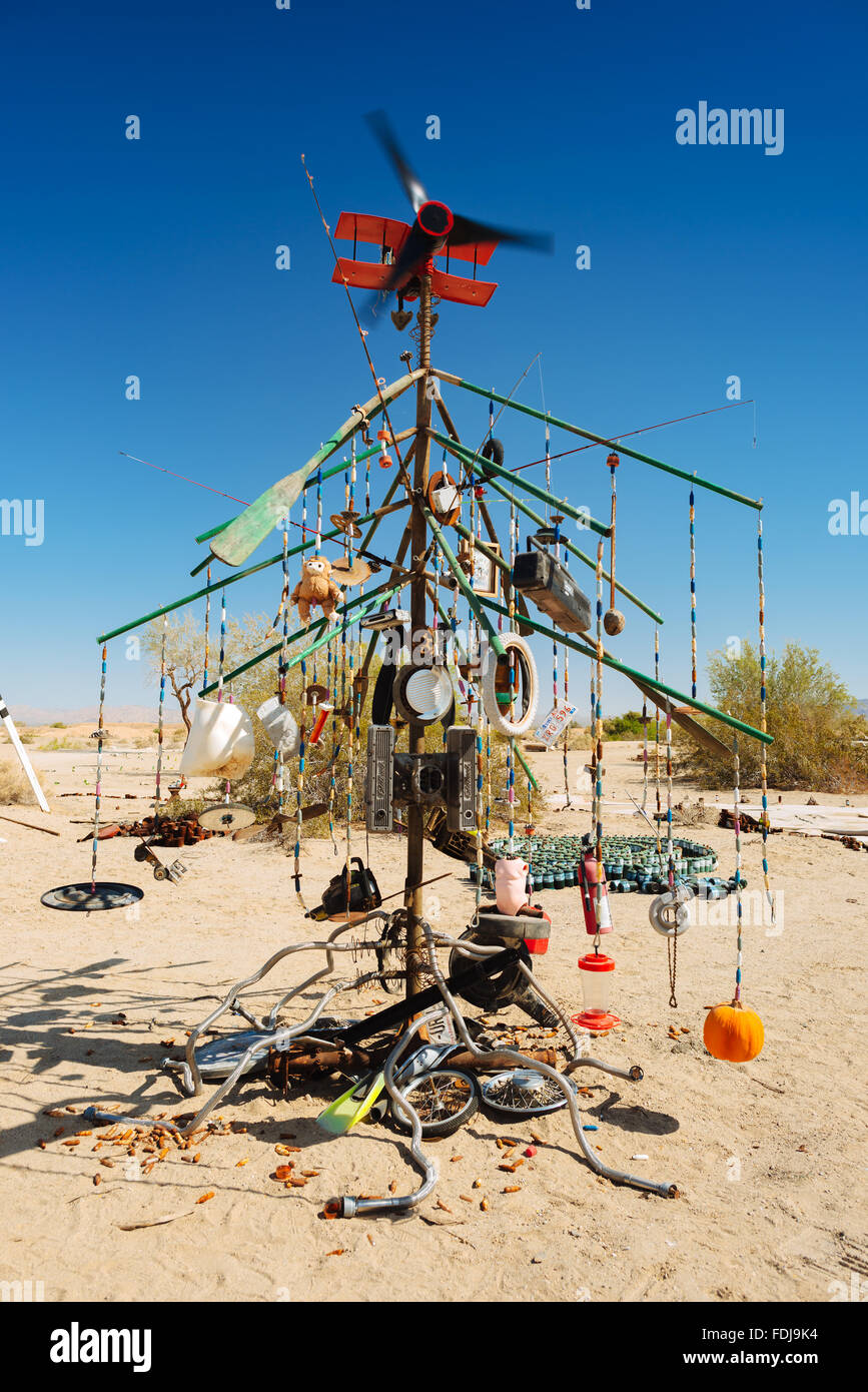 Skulpturale Kunst-Installation gemacht gefundener Objekte, in einer Sammlung namens "East Jesus," in Slab City, Kalifornien Stockfoto