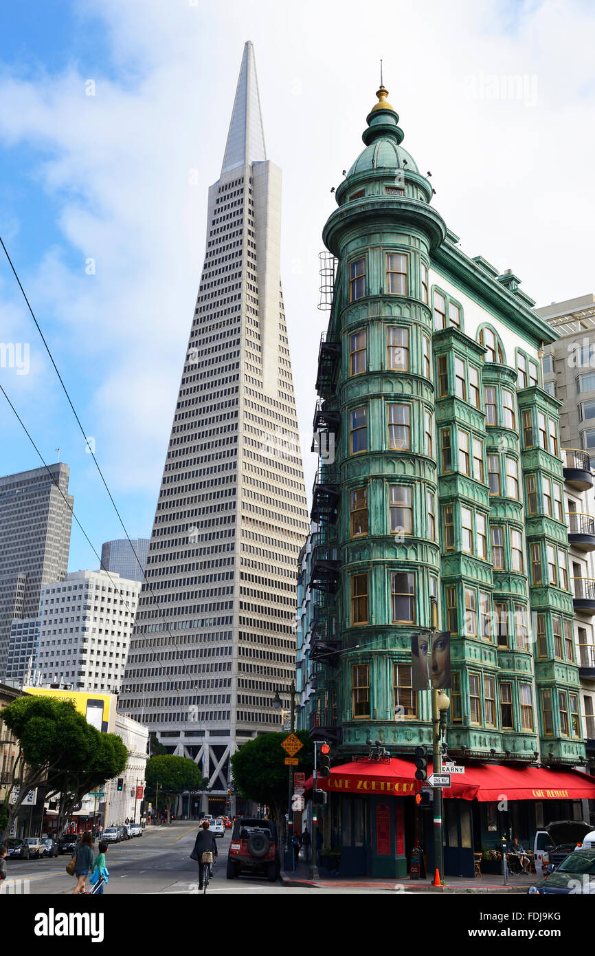 Das alte und das neue - Columbus-Haus und Transamerica Pyramid im Business District von San Francisco, Kalifornien, USA Stockfoto