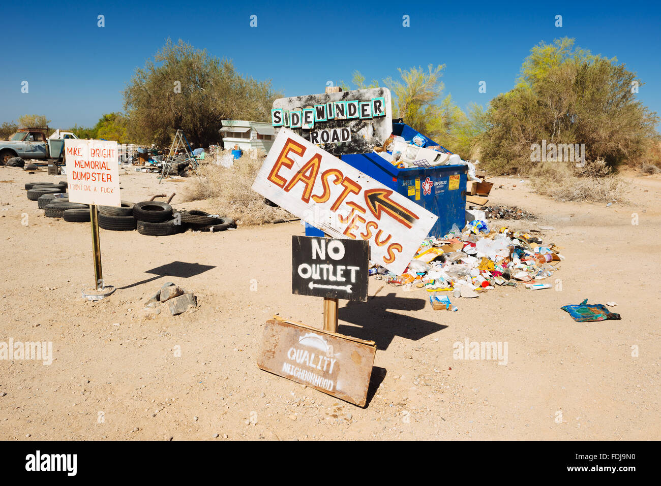 Anzeichen, die auf verschiedene Punkte des Interesses an Slab City, Kalifornien Stockfoto