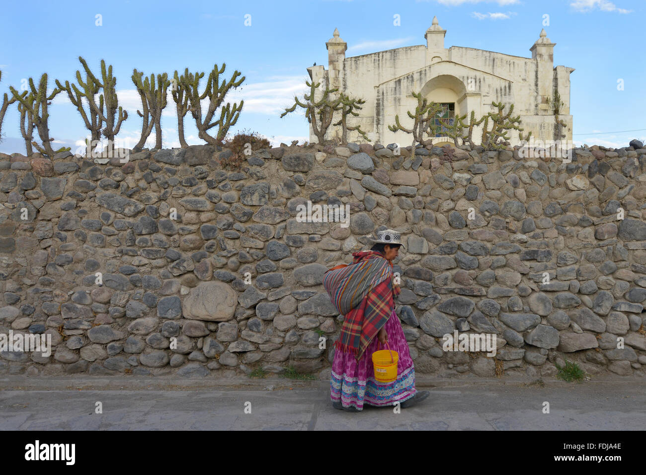 Yanque, Peru - 3. September 2015: Unbekannte Frau zu Fuß in der Nähe von der Unbefleckten Empfängnis-Kirche in Yanque, Peru. Stockfoto