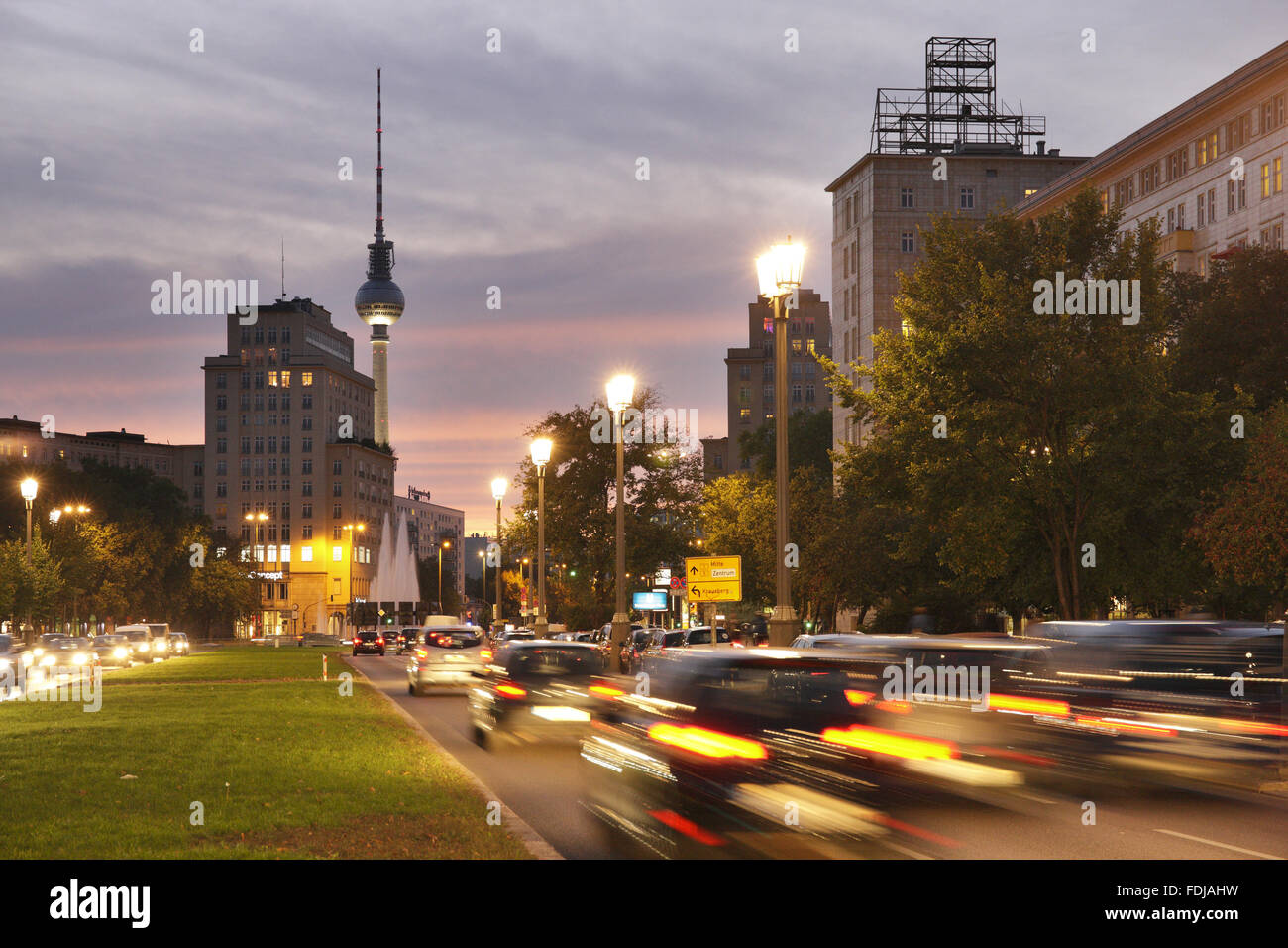 Berlin, Deutschland, Verkehr auf der Karl-Marx-Allee am Abend Stockfoto