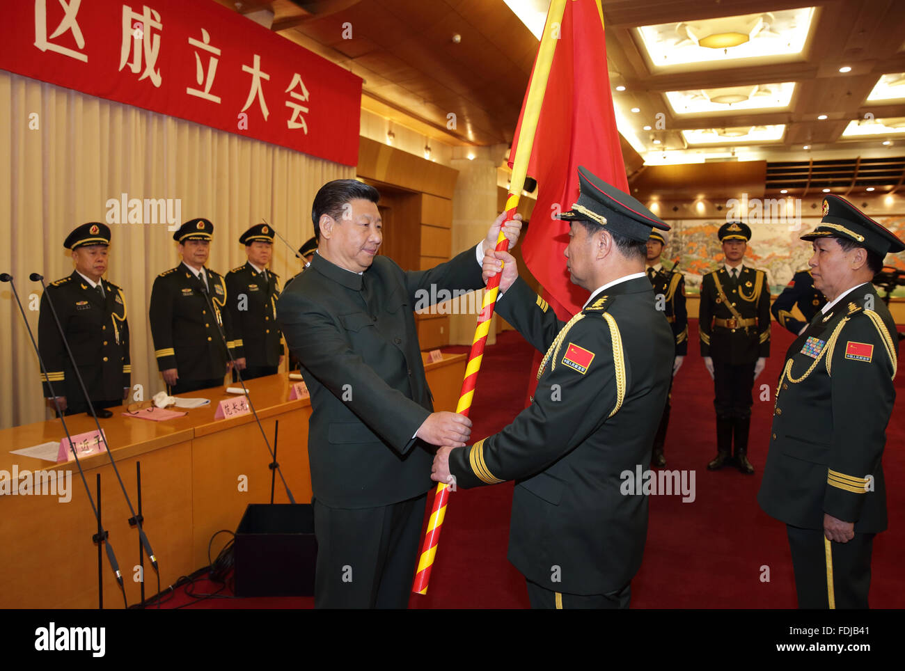 Peking, China. 1. Februar 2016. Chinesischen Staatspräsidenten Xi Jinping (L, vorn), Generalsekretär des Zentralkomitees der kommunistischen Partei von China (CPC) und Vorsitzender der zentralen Militärkommission verleiht auch eine militärische Flagge Commander Song Puxuan und politische Commissar Chu Yimin des Befehls nördlichen Theater in Peking, Hauptstadt von China, 1. Februar 2016. XI am Montag verliehen militärische Markierungsfahnen auf die fünf neu gegründete Theater-Befehle von der Volksrepublik Volksbefreiungsarmee (PLA). © Li Gang/Xinhua/Alamy Live-Nachrichten Stockfoto