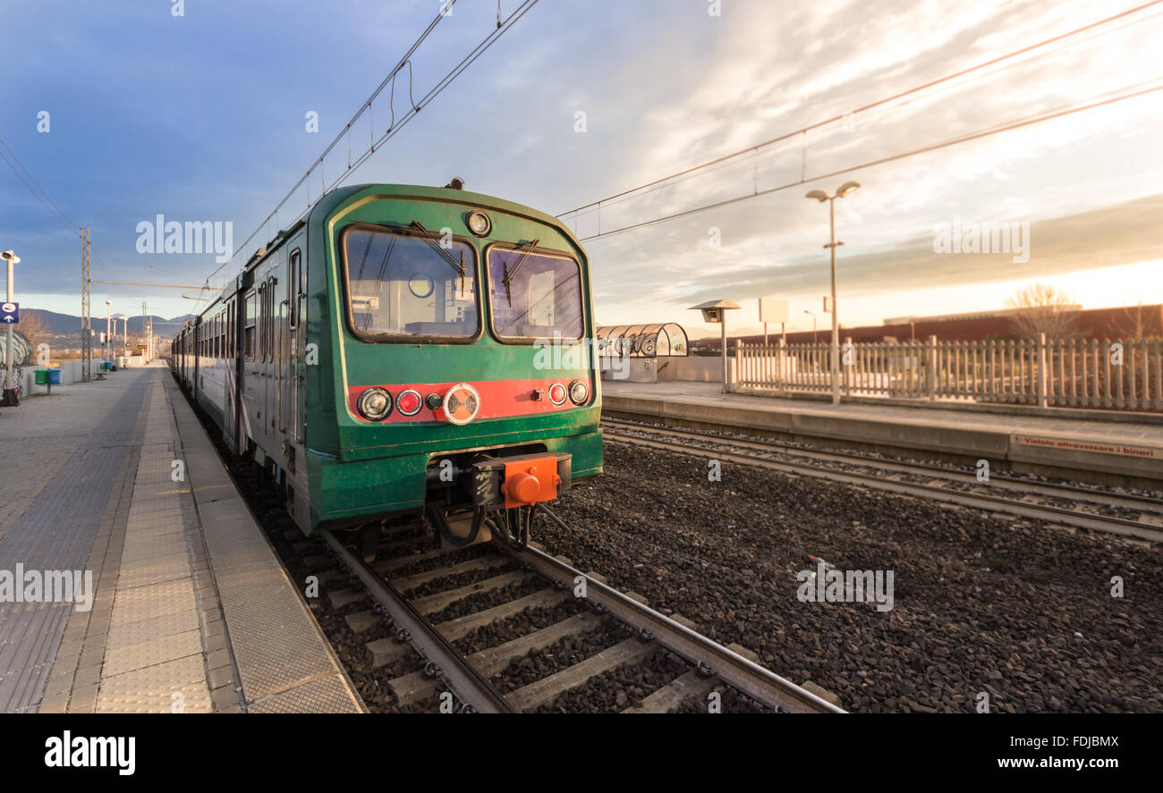 Sonnenaufgang in Nähe des Bahnhofs, mit schöne Unschärfe-Effekt Stockfoto