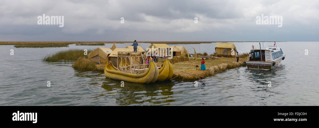 Titicacasee, Peru - 5. September 2015: Menschen vor Ort in traditionellen Gewändern willkommen Touristen kommen mit dem Boot auf den Inseln der Uros. Stockfoto