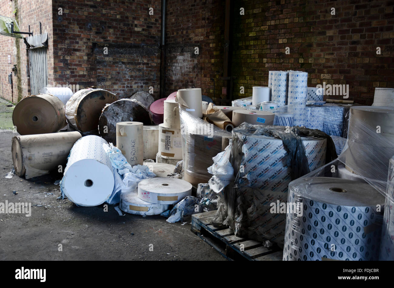 Verlassen die Tasche Papierfabrik in Falkland, Fife, Schottland. Die Smith Anderson Group-Fabrik war von 1968 bis 2013 produziert. Stockfoto