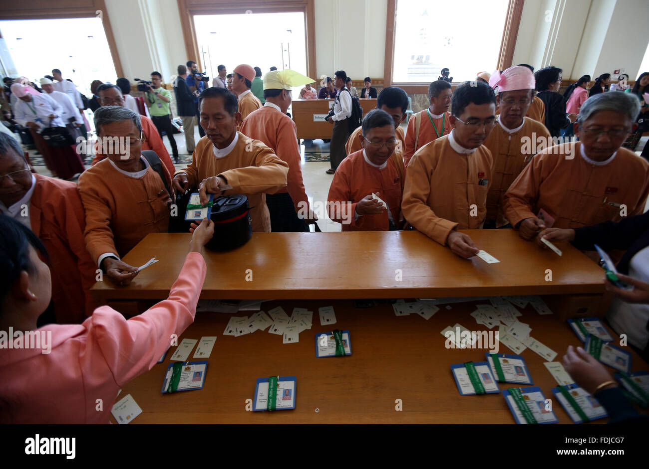 Nay Pyi Taw, Myanmar. 1. Februar 2016. Die Mitglieder besuchen die erste Sitzung des neuen Parlaments in Nay Pyi Taw, Myanmar, 1. Februar 2016. Myanmars neues Parlament gewählt Montag U Win Myint der Nationalliga für Demokratie (NLD) als Sprecher des Repräsentantenhauses (untere Haus) und U Ti Khun Myat gewerkschaftlicher Solidarität und Entwicklung Partei (USDP) als stellvertretender Sprecher des Hauses. Bildnachweis: U Aung/Xinhua/Alamy Live-Nachrichten Stockfoto