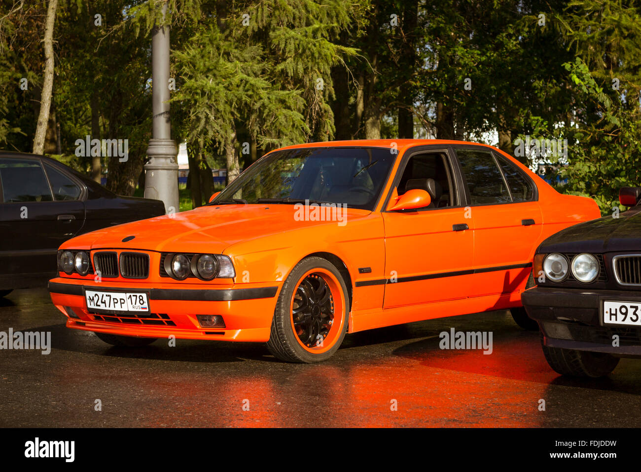 Sankt-PETERSBURG, Russland-3. August 2013: Altes Auto BMW 5er e34 auf der Tagung, Fans des Bayerischen Autoherstellers, Krestowskij Stockfoto