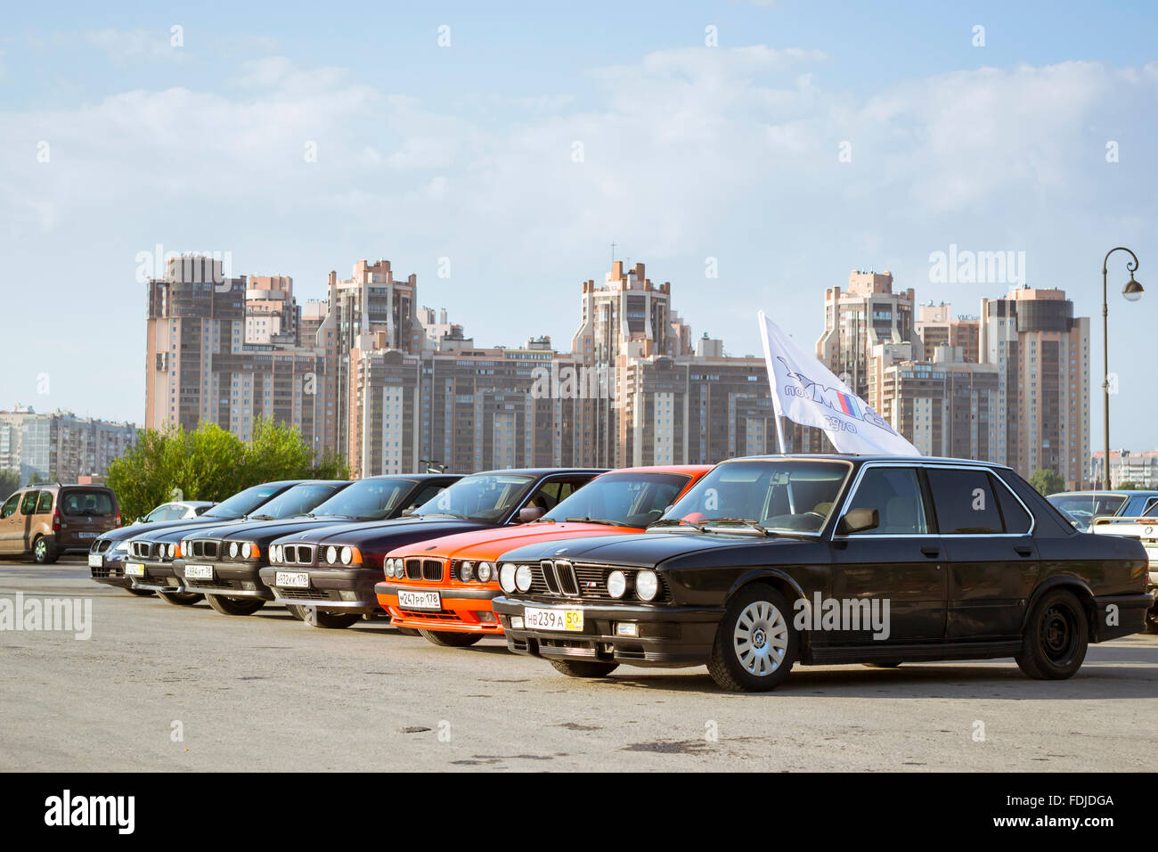 Sankt-PETERSBURG, Russland-3. August 2013: Altes Auto BMW 5er e34 auf der Tagung, Fans des Bayerischen Autoherstellers, Krestowskij Stockfoto