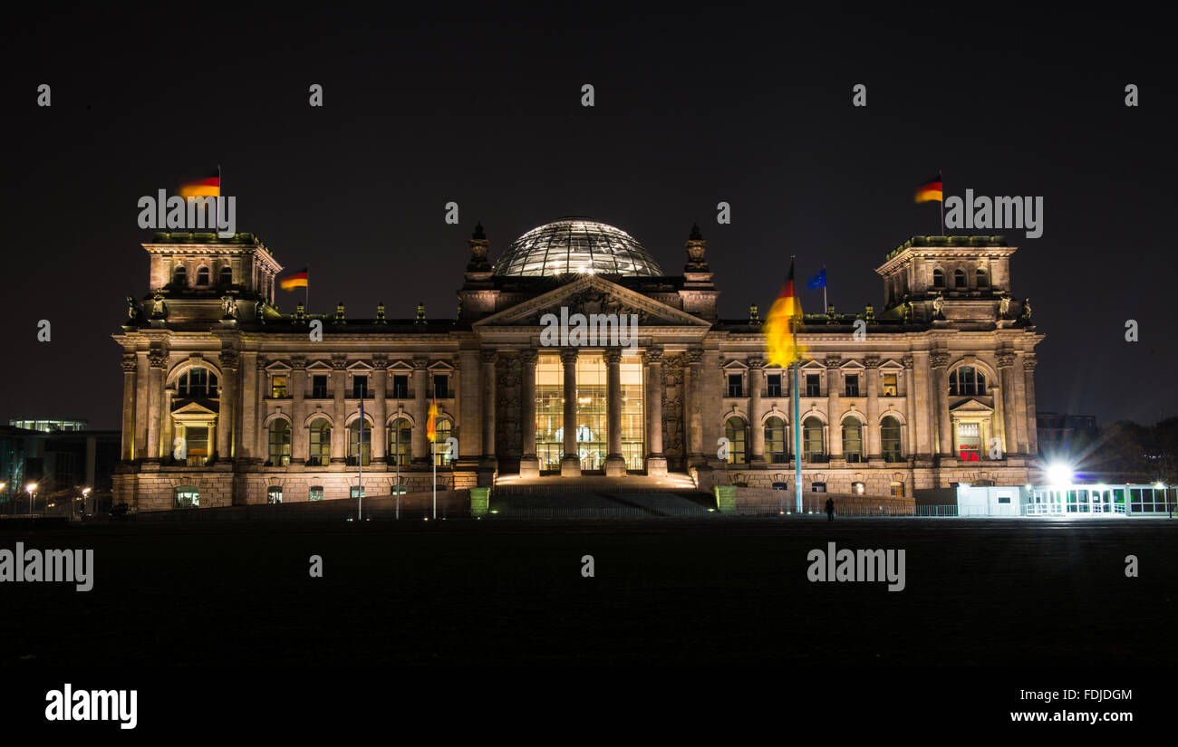 Bild des Reichstagsgebäudes in Berlin, in der Nacht genommen. Stockfoto
