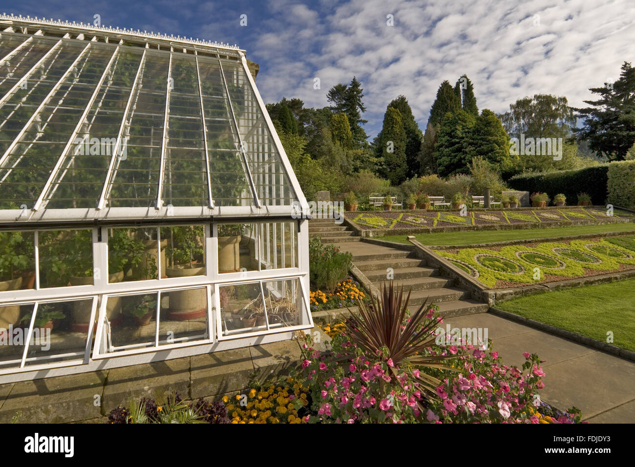 Das Orchard Haus am Cragside, Morpeth, Northumberland. Es ist die größte erhaltene Gewächshaus und stammt aus den 1870er Jahren. Obstbäume im sind vor 1900 Sorten entsprechend der viktorianischen Interesse im Obstbau. Stockfoto