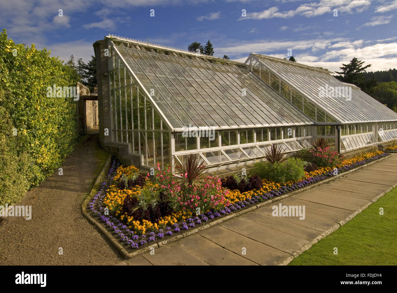 Das Orchard Haus am Cragside, Morpeth, Northumberland. Es ist die größte erhaltene Gewächshaus und stammt aus den 1870er Jahren. Obstbäume im sind vor 1900 Sorten entsprechend der viktorianischen Interesse im Obstbau. Stockfoto