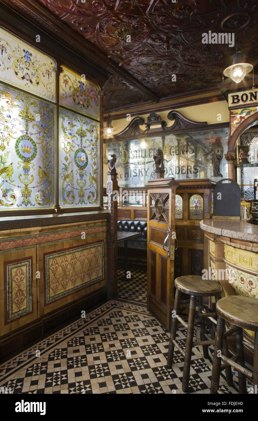 Im Inneren der Krone Bar, Great Victoria Street, Belfast. Früher bekannt als der Crown Liquor Saloon, der Pub Gebäude stammt aus dem Jahre 1826 sondern das wunderbare späten viktorianischen Handwerk Fliesen, Glas und Holz von italienischen Arbeitern stammt aus 189 durchgeführt Stockfoto