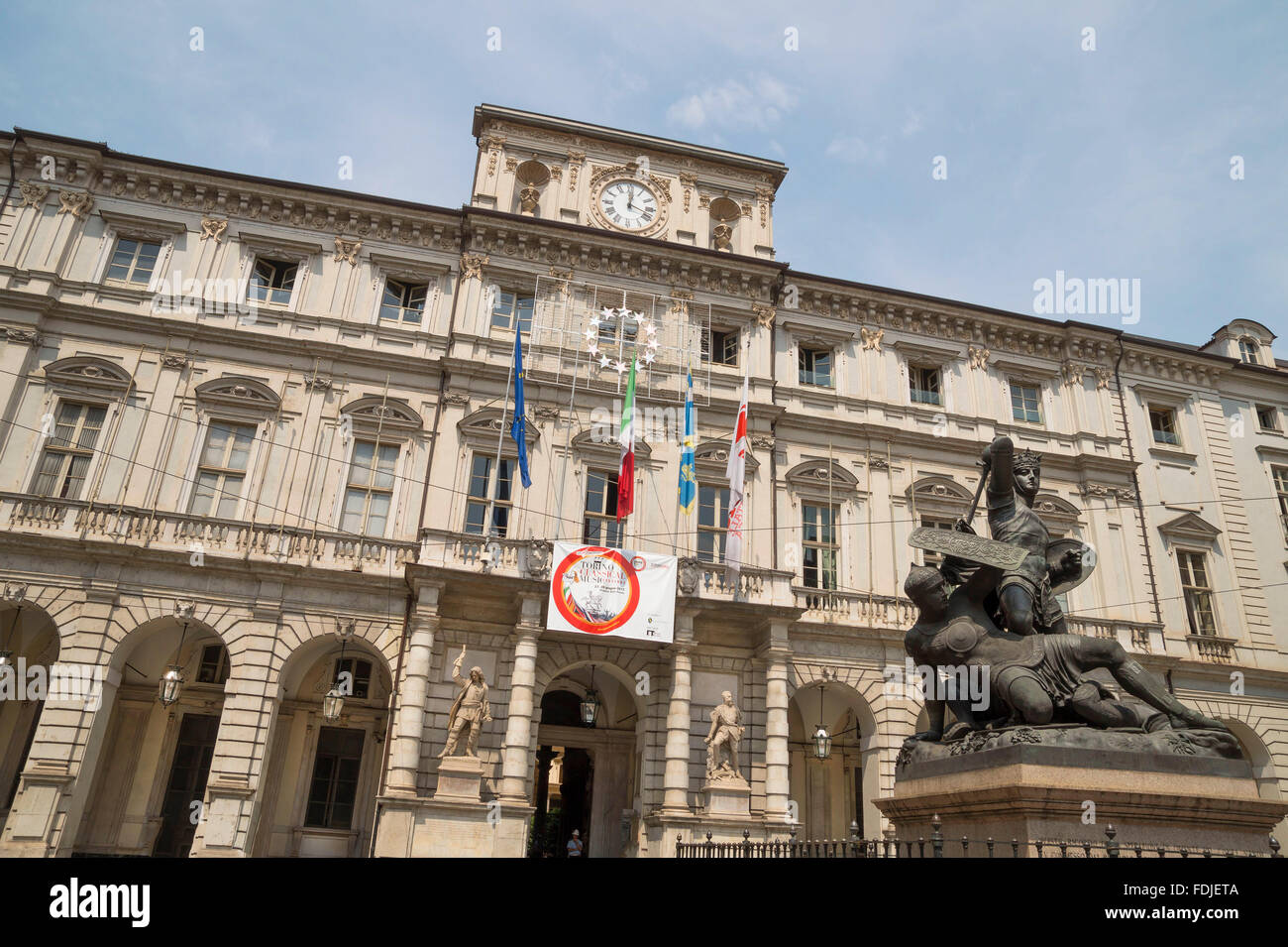 Rathausplatz in Turin, Italien, mit Rathaus, Sitz der Gemeindeverwaltung, und Statue of Earl Green und der Moro. Stockfoto