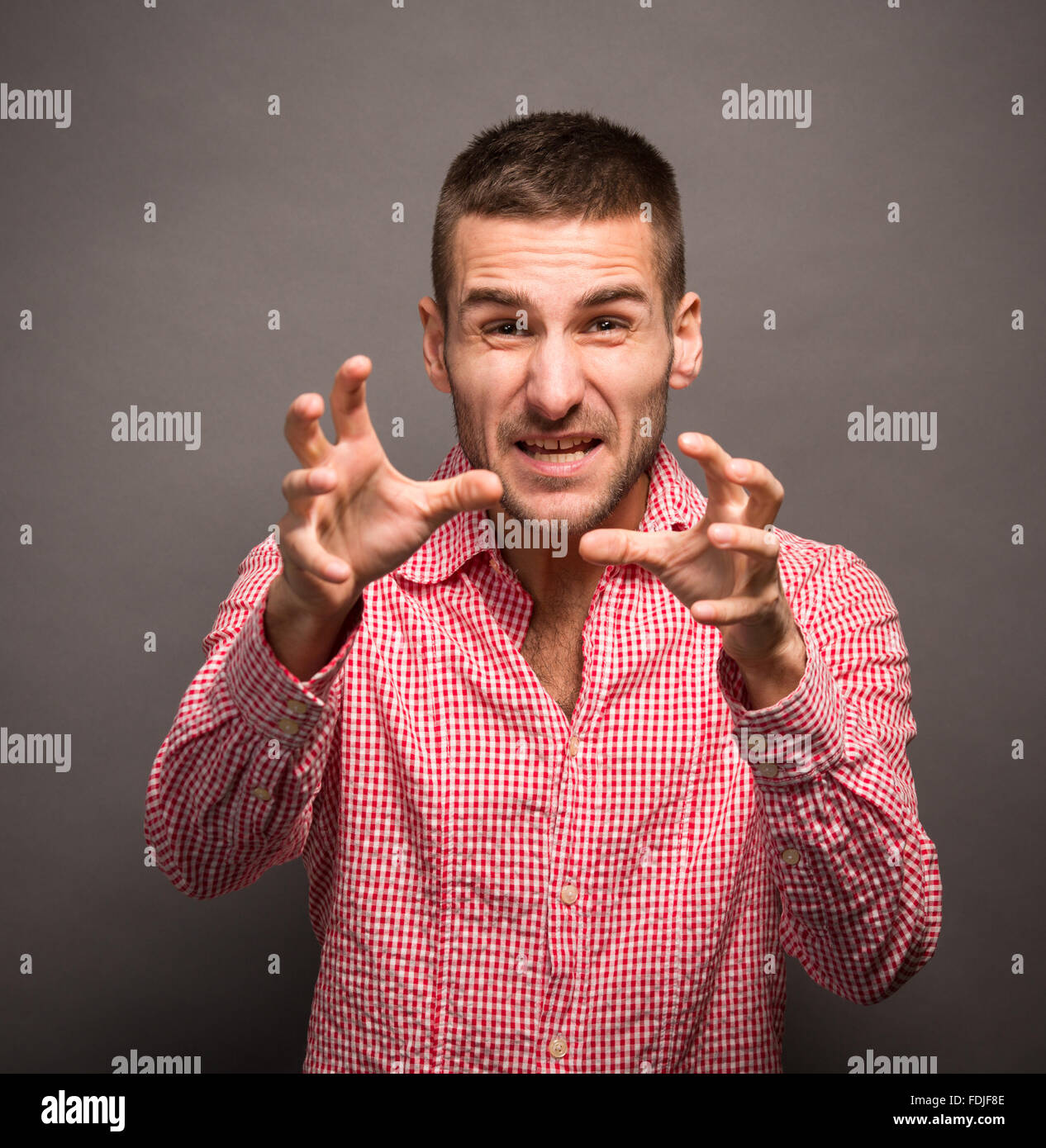 Junger Mann mit seinen Händen in der Luft Stockfoto