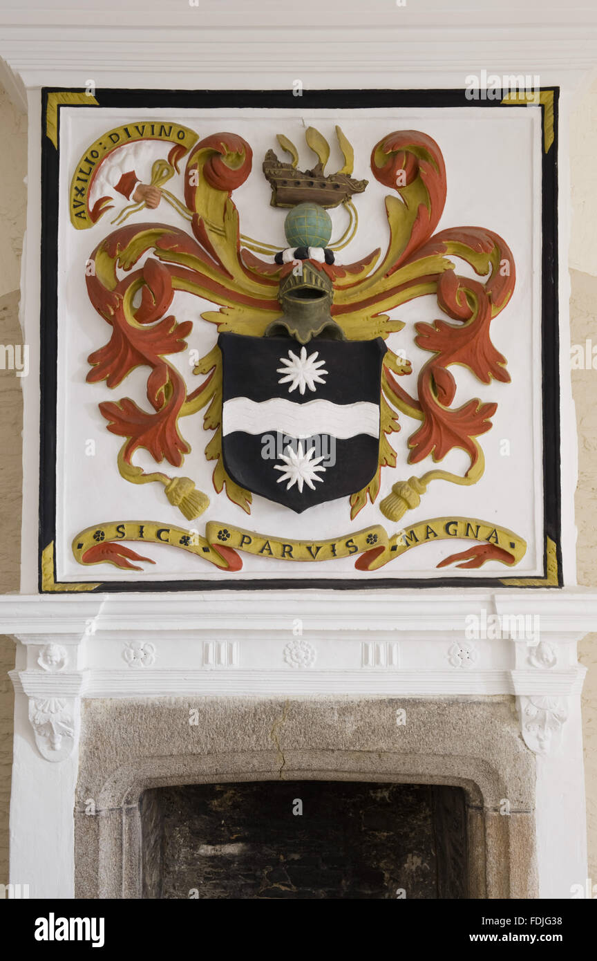 Das Wappen von Sir Francis Drake auf Putz Supraporte in der Lebenszeiten Gallery der Buckland Abbey, Yelverton, Devon. Die Waffen verfügen über ein Schiff, geführt durch die Hand der Vorsehung über ein offenes Visier, ruht auf einem Schild trägt die zweipolige sta Stockfoto