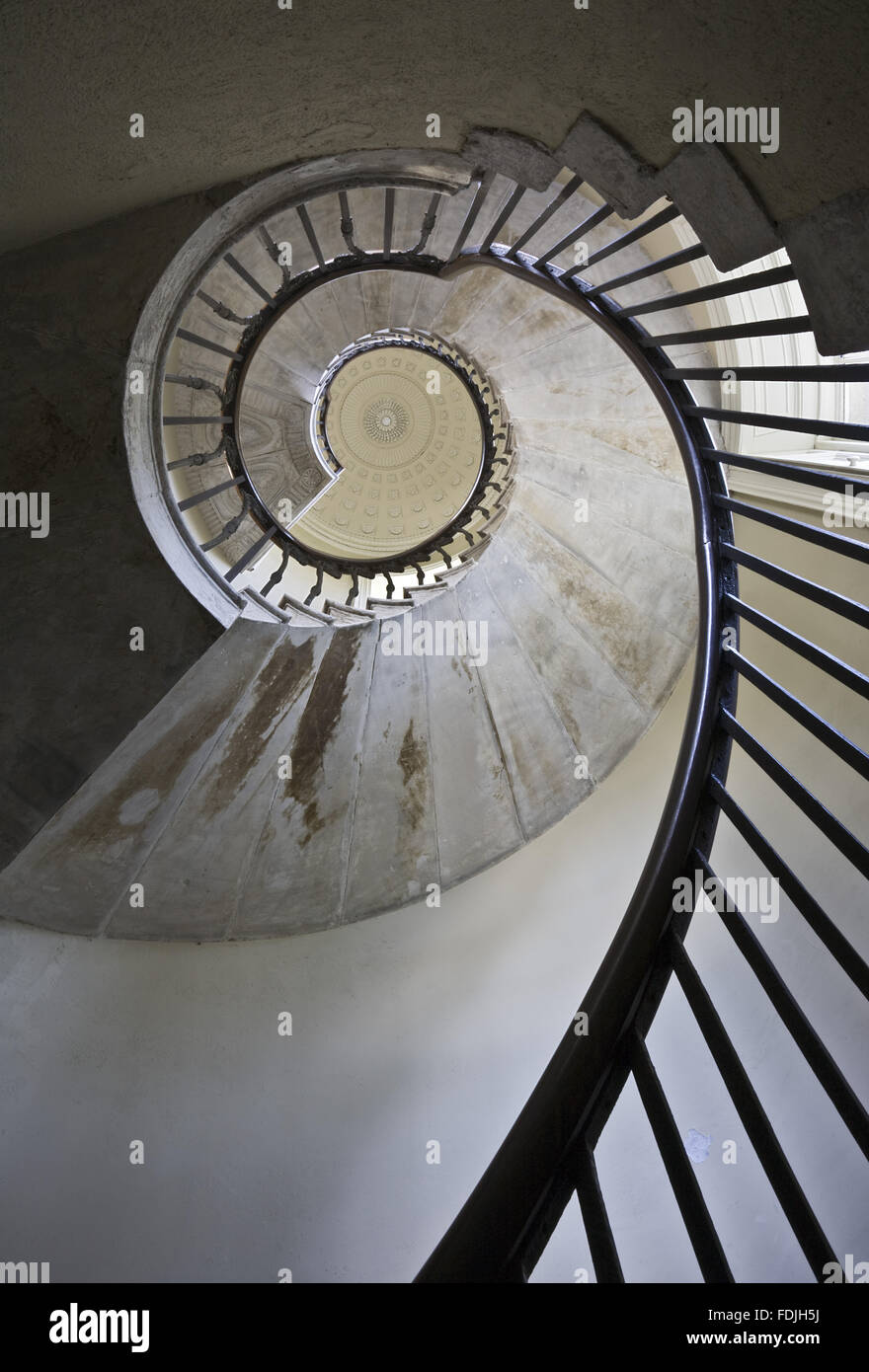 Die Wendeltreppe im Tempel der Winde am Mount Stewart House, County Down, Nordirland. Der Tempel wurde zwischen 1782 und 1785 erbaut und befindet sich auf einer Landzunge im Osten des Hauses. Es ist das einzige Gebäude in Irland von der Architektur entworfen Stockfoto